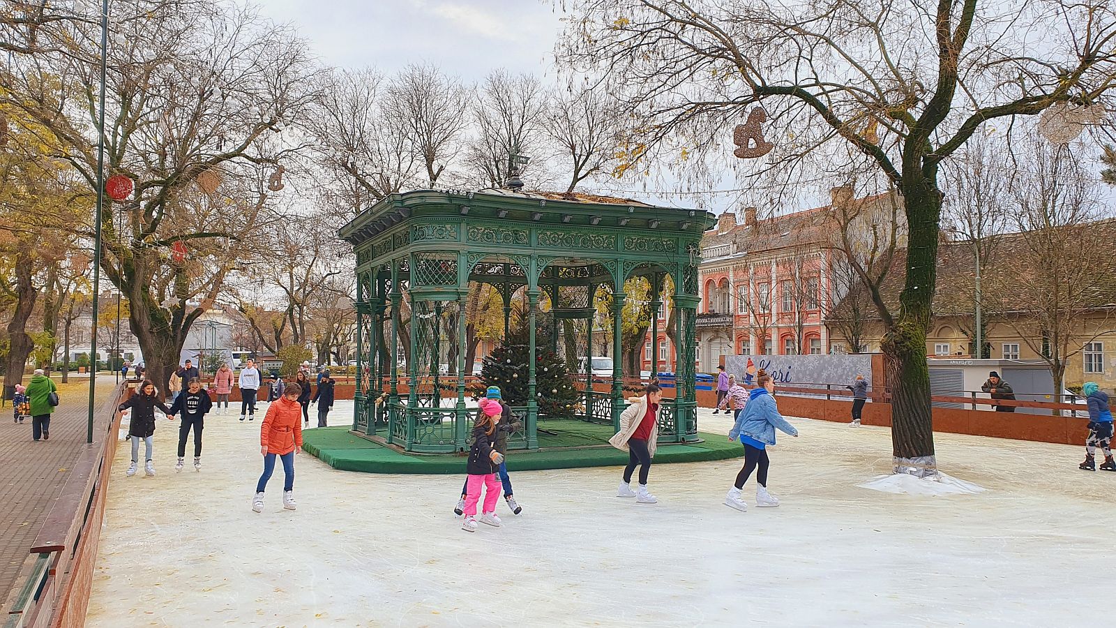 Megnyitott a Kori Liget - reggel és este nyolc között várja a korcsolyázókat